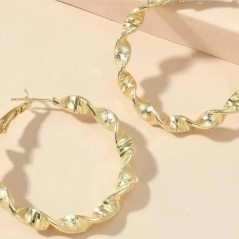 NWT Gold Tone Twisted Hoop Earrings!